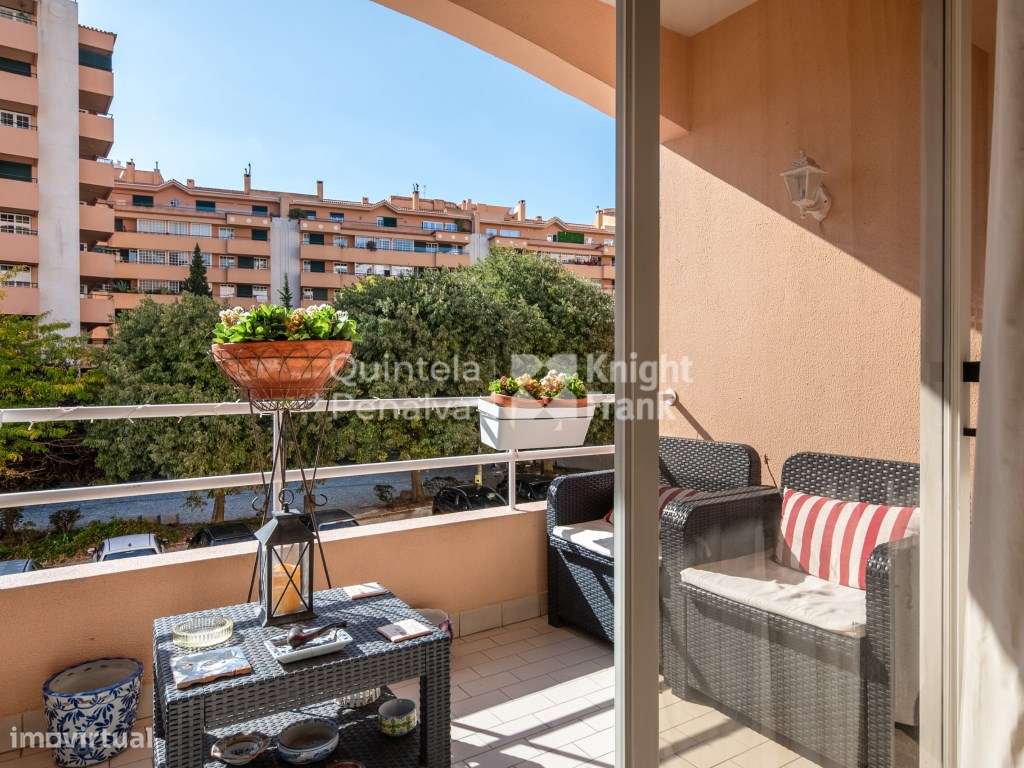 Apartamento T2 com varanda e garagem no Bairro do Rosário, Cascais - Grande imagem: 1/25