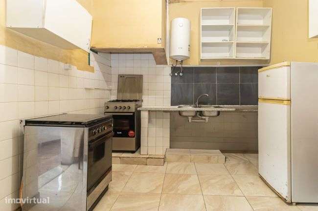 Prédio  2 Apartamentos 2 lojas Venda Barreiro-15