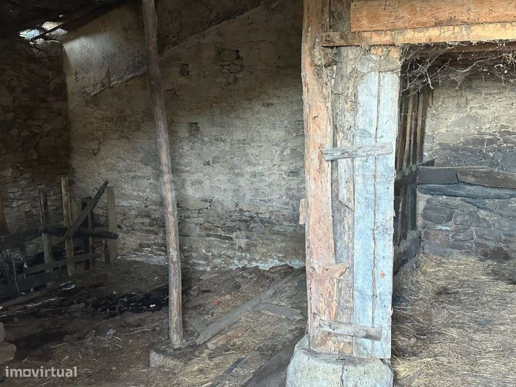 Moradia em granito para recuperar c/ anexo e terreno situada no Felgar - Grande imagem: 5/14