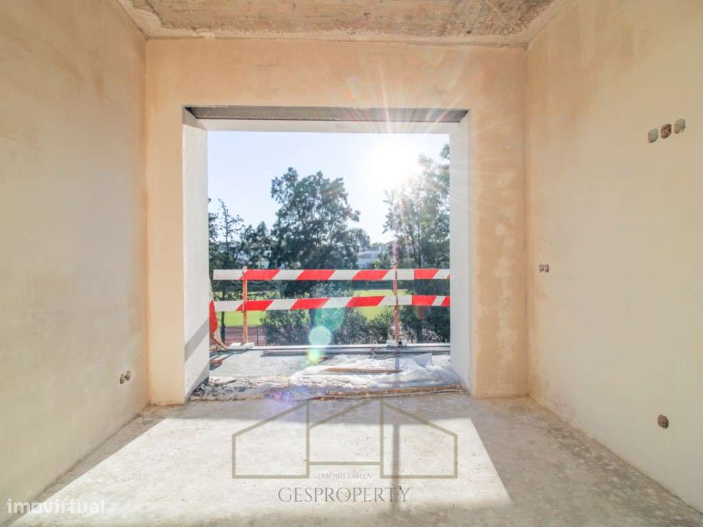 Moradia T4 Geminada com piscina na Sobreda-12