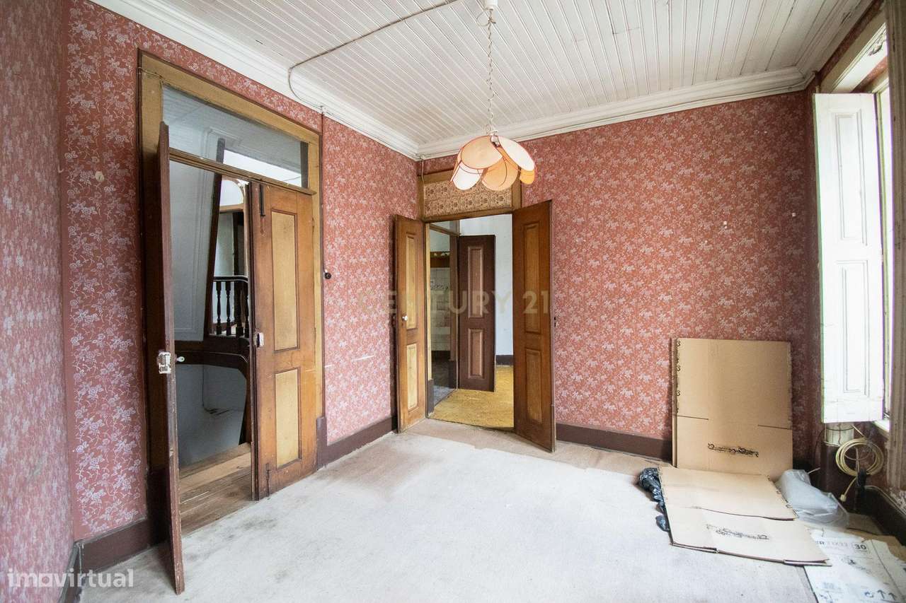 Prédio na emblemática Rua do Quebra Costas, no centro histórico de Coi-22