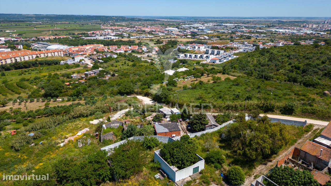 Terreno Urbano com Ruína para Construção de Moradia em Alenquer - Grande imagem: 2/15