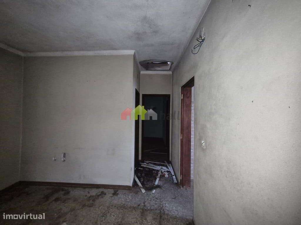 Lote de terreno urbano com moradia T3 e garagem em Palmela-10