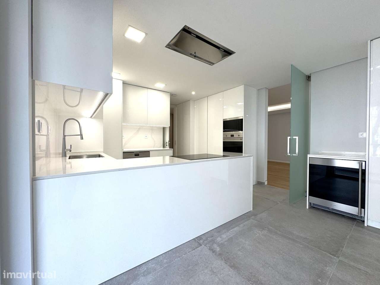 Apartamento T3 novo com estacionamento no centro de Carcavelos-15