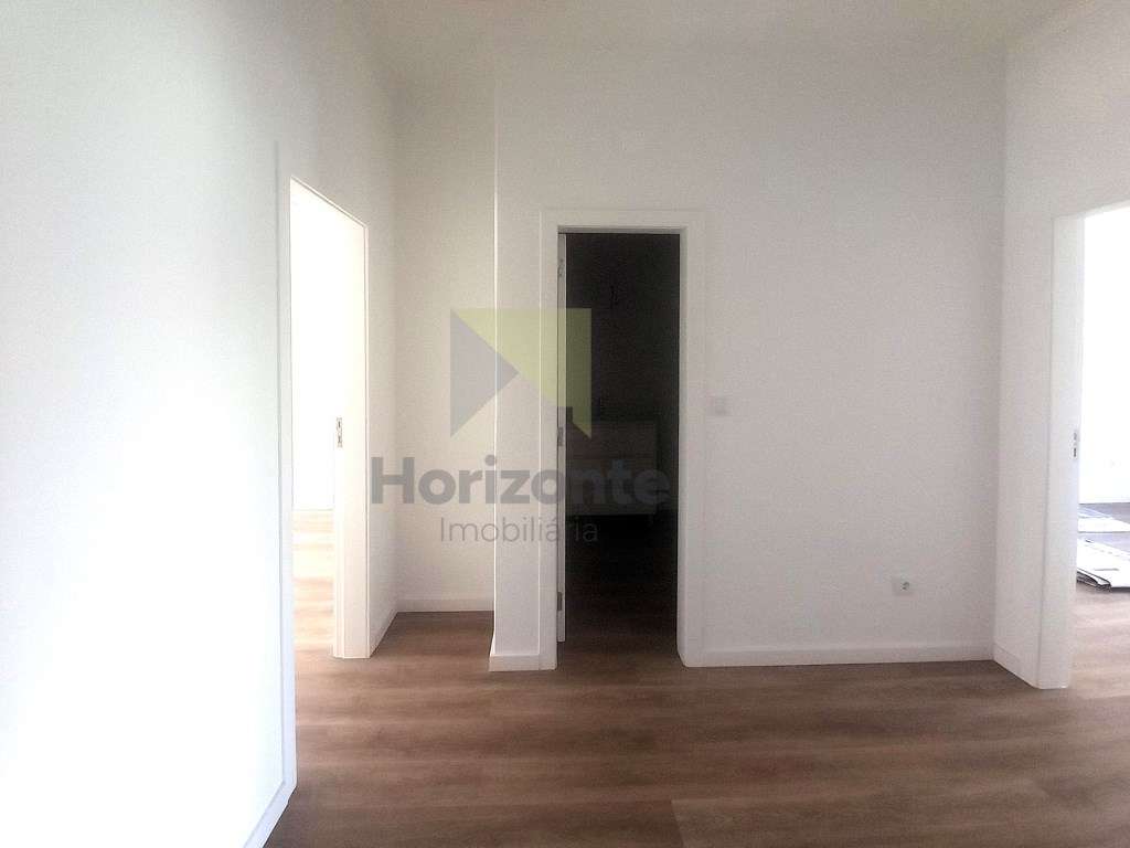 APARTAMENTO T2 COMPLETAMENTE REMODELADO - BARREIRO-9