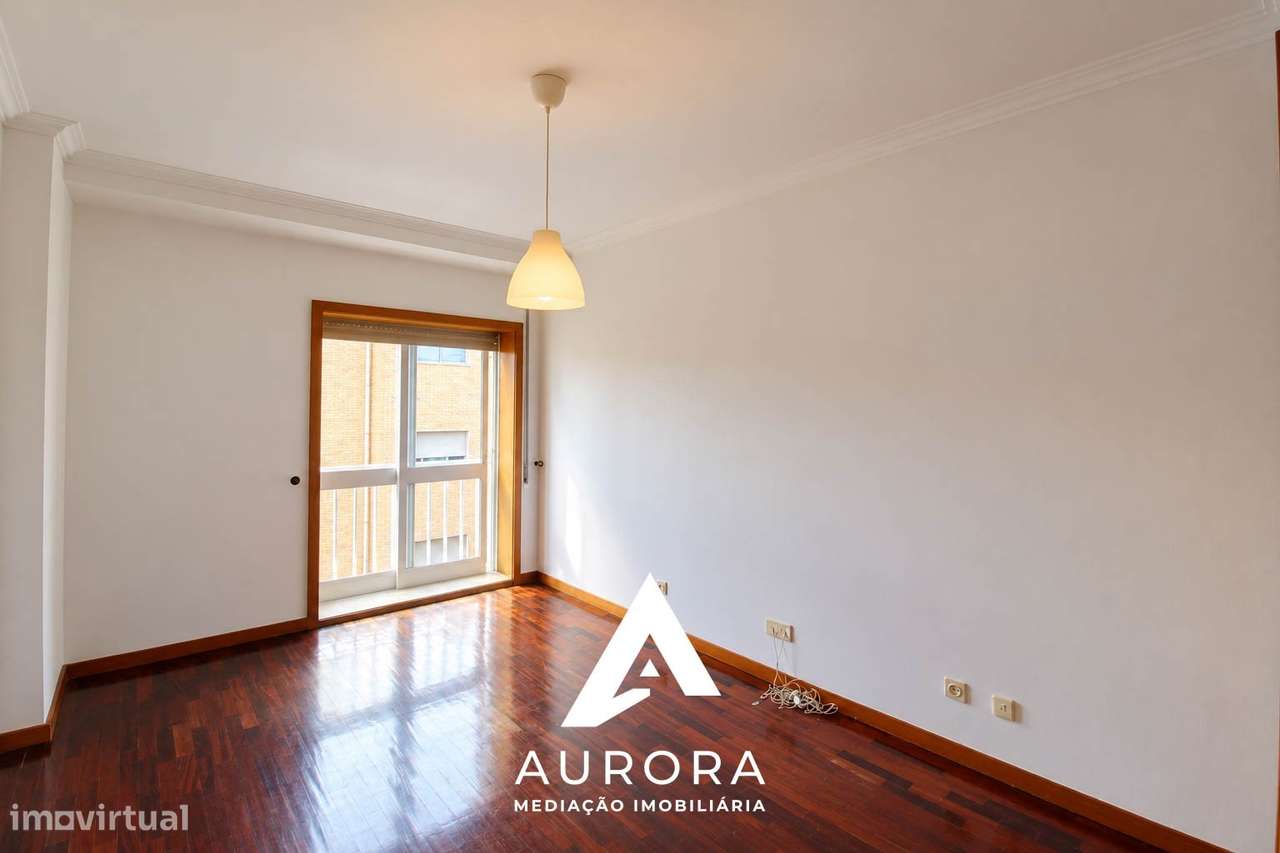 Apartamento T3 com 2 lugares de garagem e sótão-12