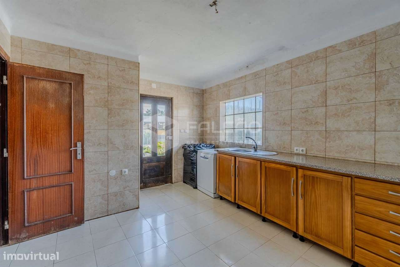 Moradia T3 em Alcobertas com lareira, varanda e potencial de investime-21