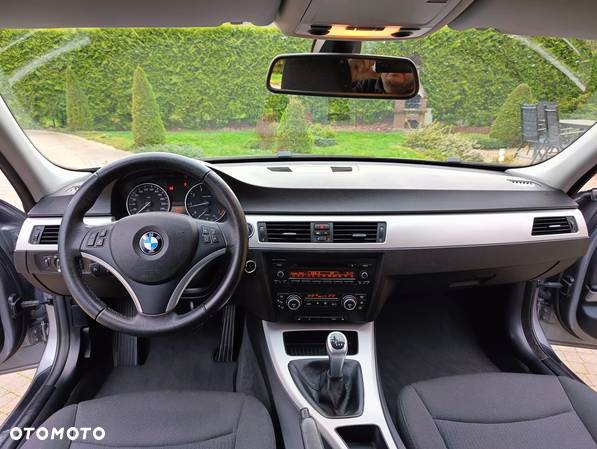 BMW Seria 3 318i - 23