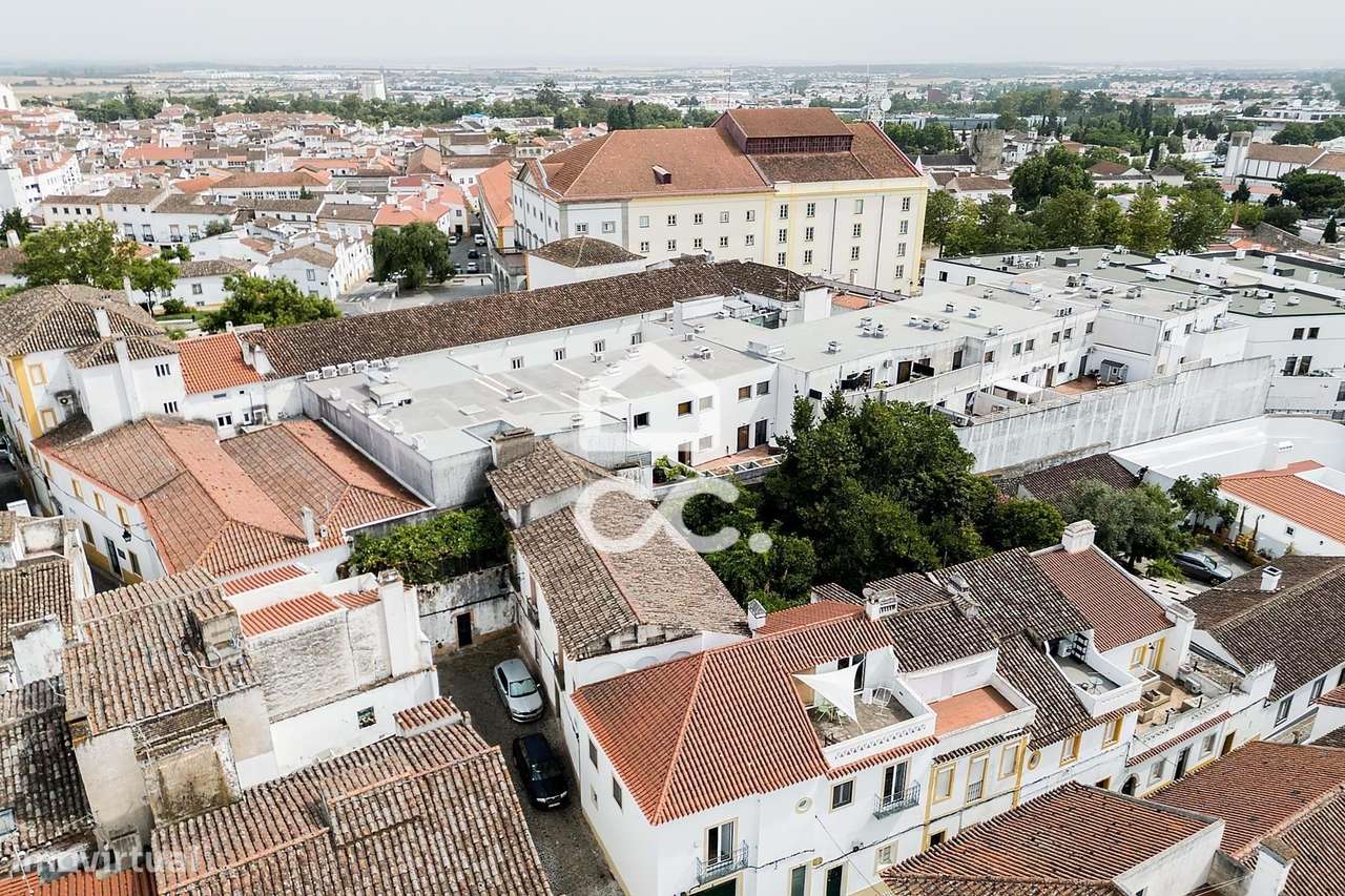 Moradia T3 Bifamiliar de 1º andar com Terraço no Centro Histórico de É-40