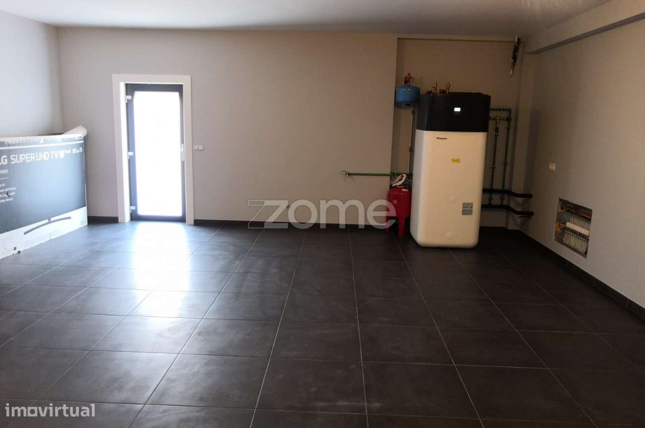 Moradia Térrea V3 com Piscina, Garagem e Terreno de 1.990 m² – Bust...-31