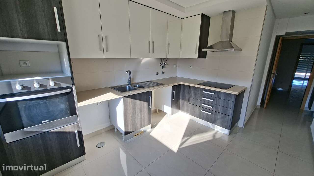 APT T3 com 162m2 com Arrecadação e Lugar de estacionamento Montijo-7