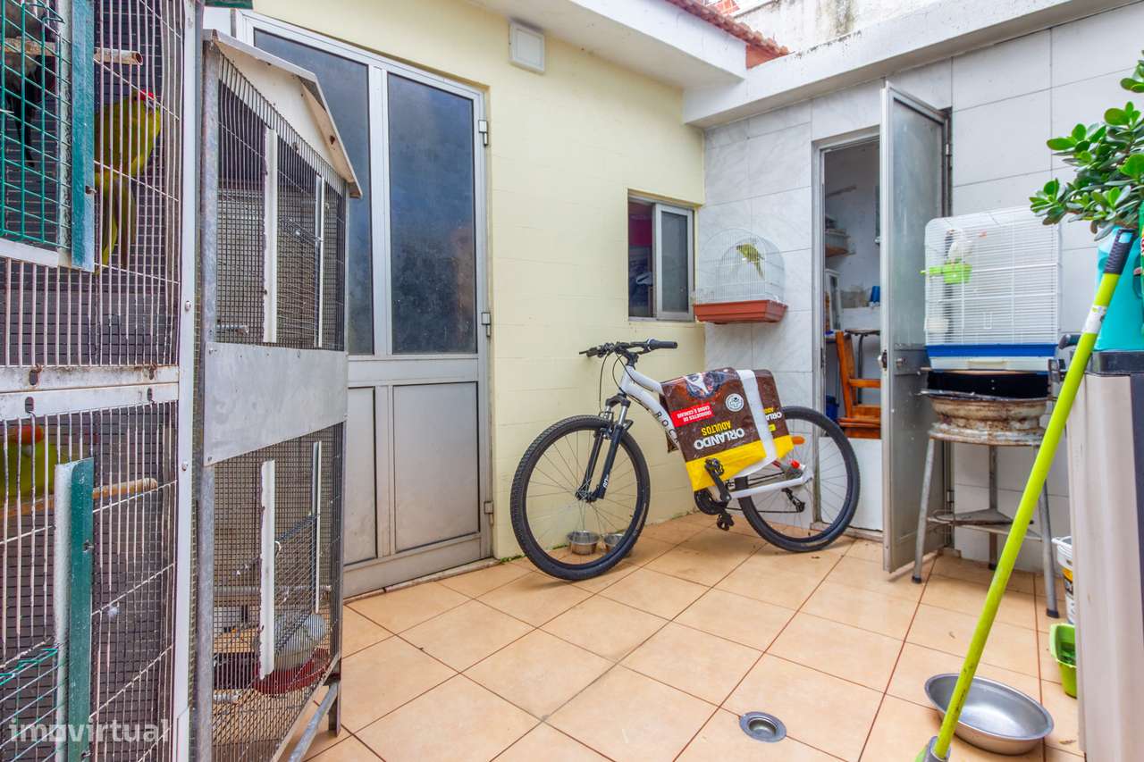 Paio Pires - Apartamento de 4 assoalhadas remodelado, com quintal-17