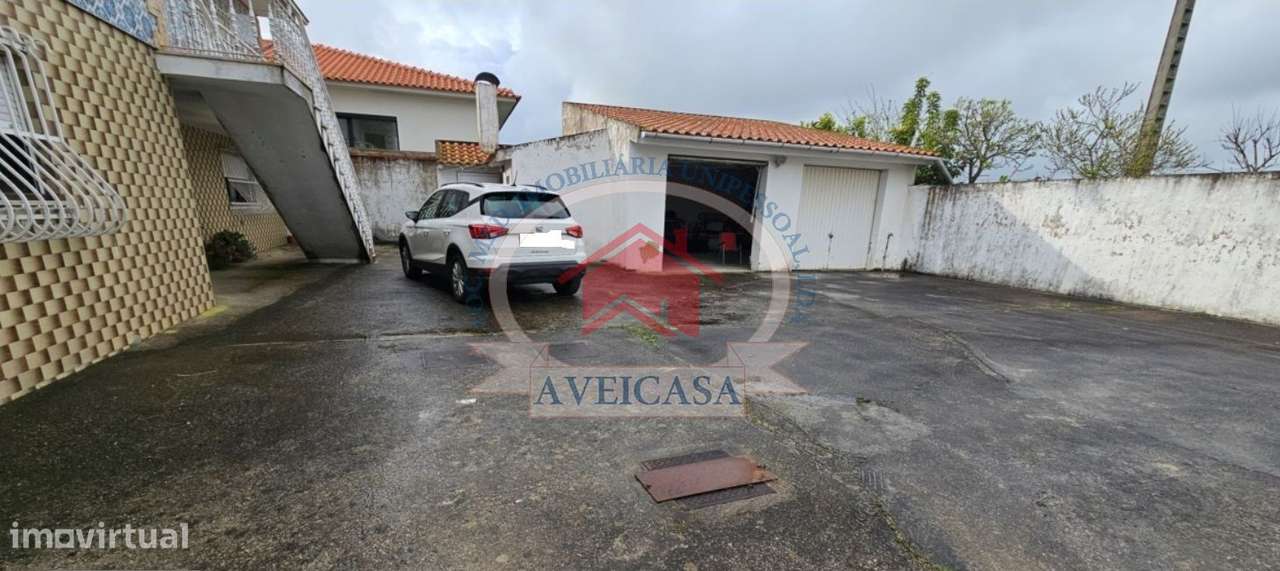 Moradia isolada T5 em bom estado com quintal e garagens-35