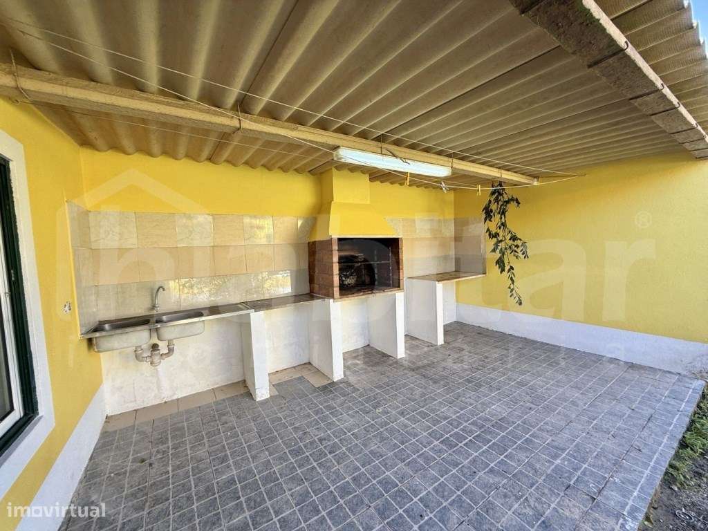 Moradia com Garagem, Piscina e Jardim - Excelente Oportunidade!-23