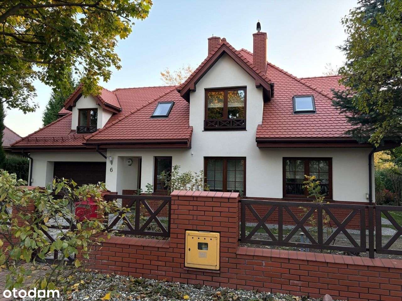 Dom na strzeżonym osiedlu domków jednorodzinnych