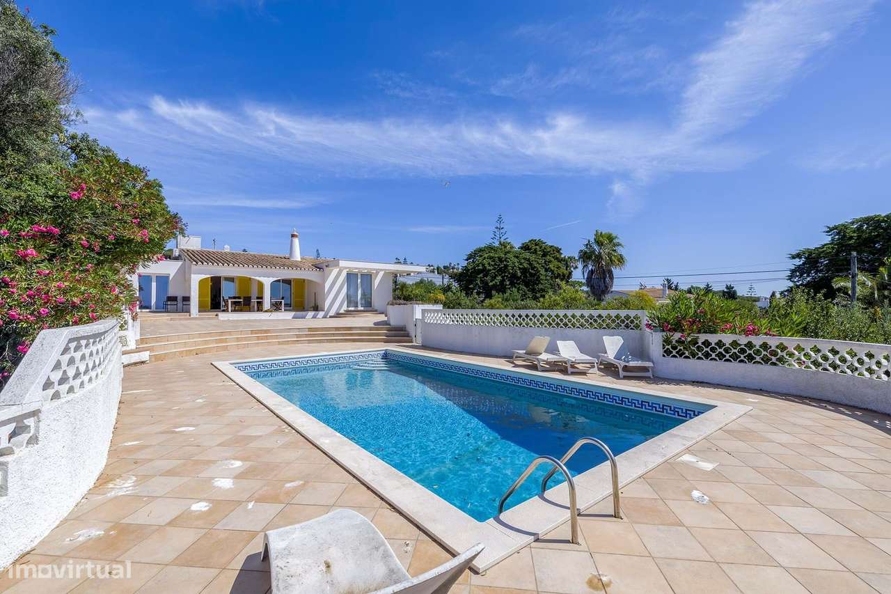 PROPRIEDADE COM 2 MORADIAS COM 3815m² DE TERRENO E COM VISTA PARA O MA - Grande imagem: 2/54