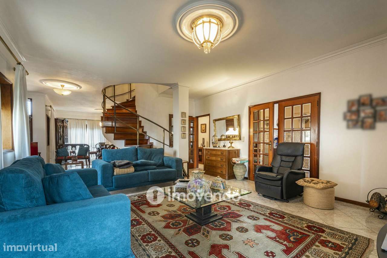 Moradia T4 com áreas amplas, garagem e jardim, na Maia - Grande imagem: 5/58