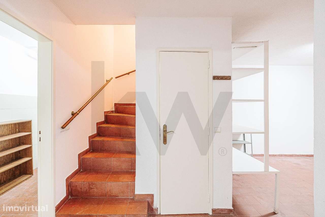 Moradia T3 em banda no Alto do Lagoal — luz natural, espaço e funciona-29