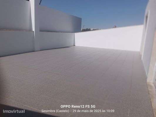 Moradia T4, localizada na zona da Cotovia, em Sesimbra-10