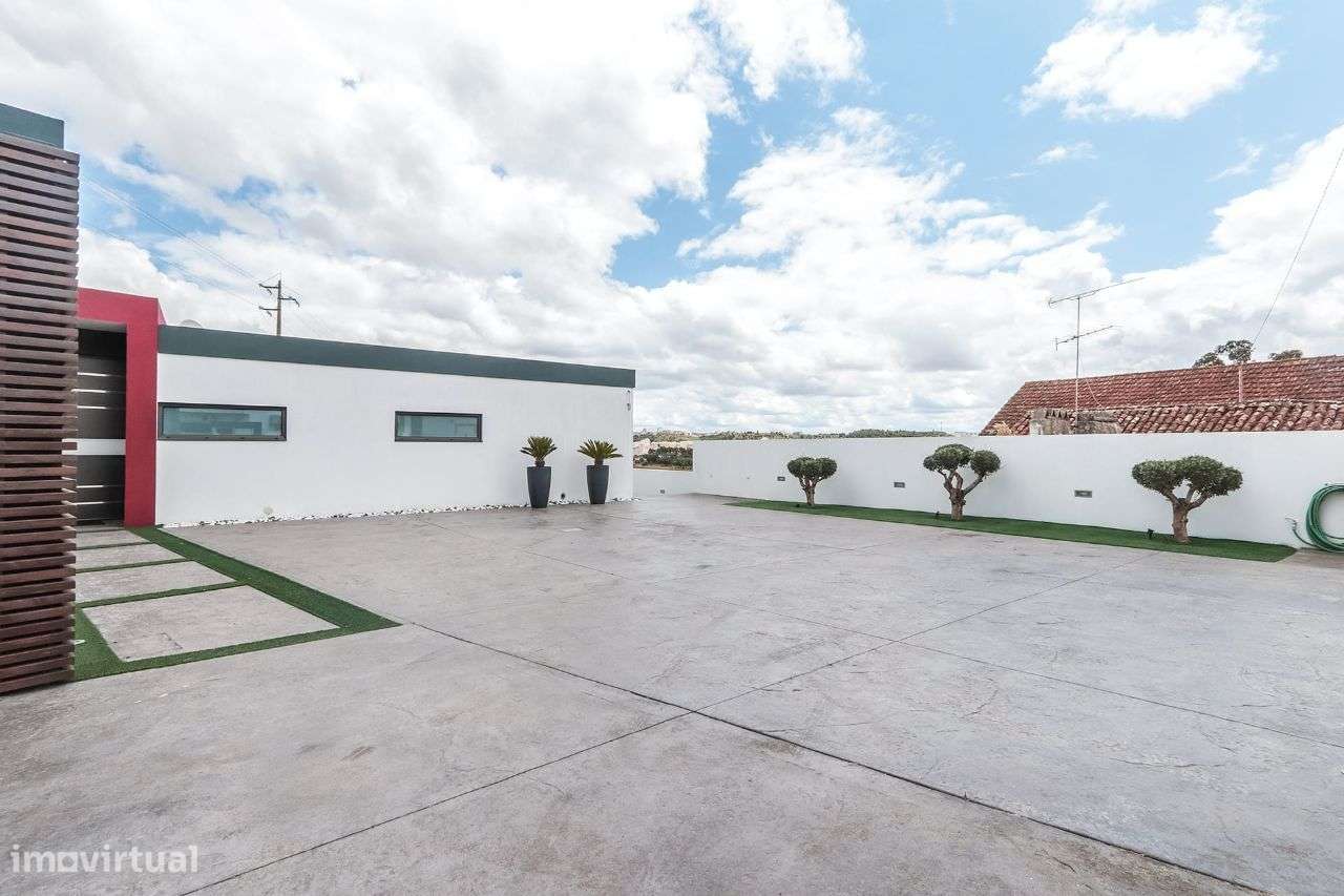 Moradia T3+1 com piscina, garagem e quintal - Grande imagem: 2/59