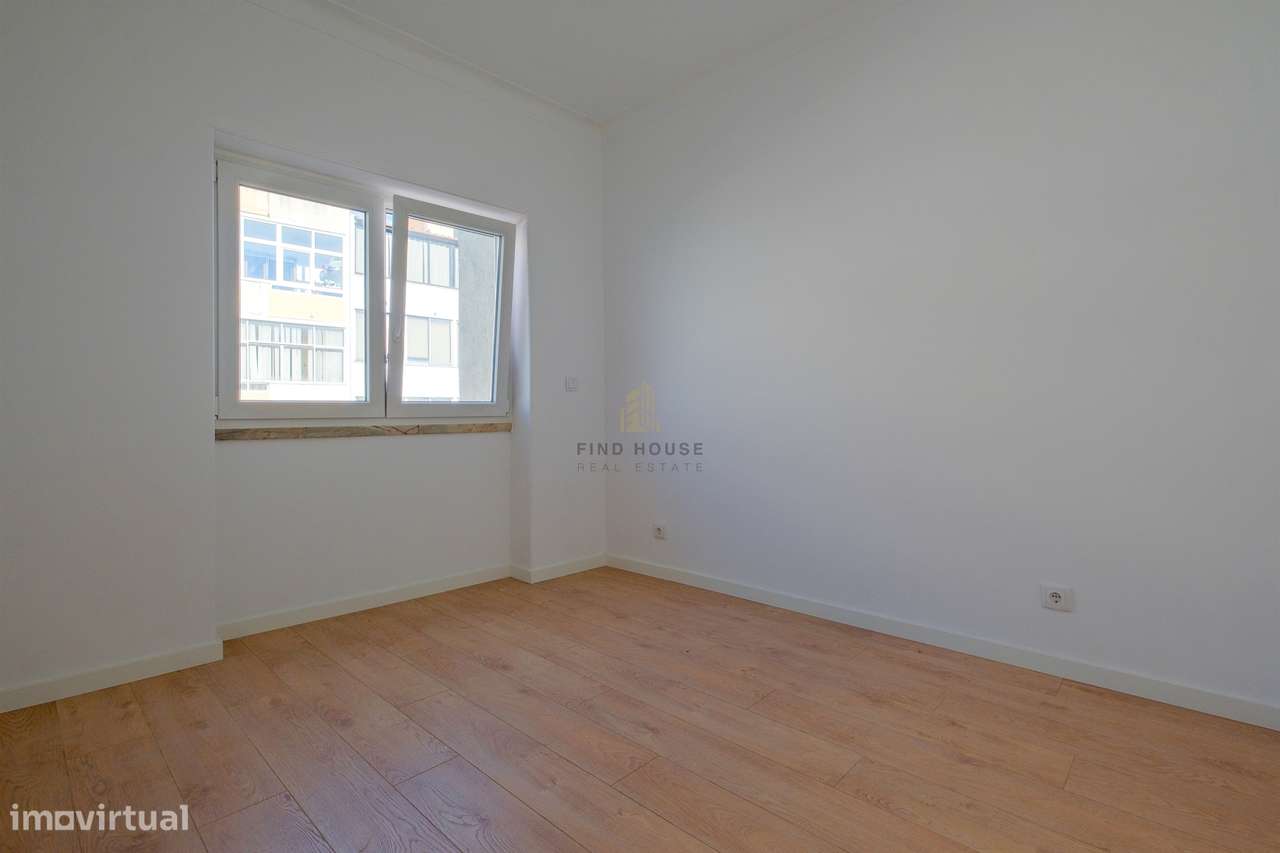 Apartamento T2 totalmente remodelado no centro de Almada-16