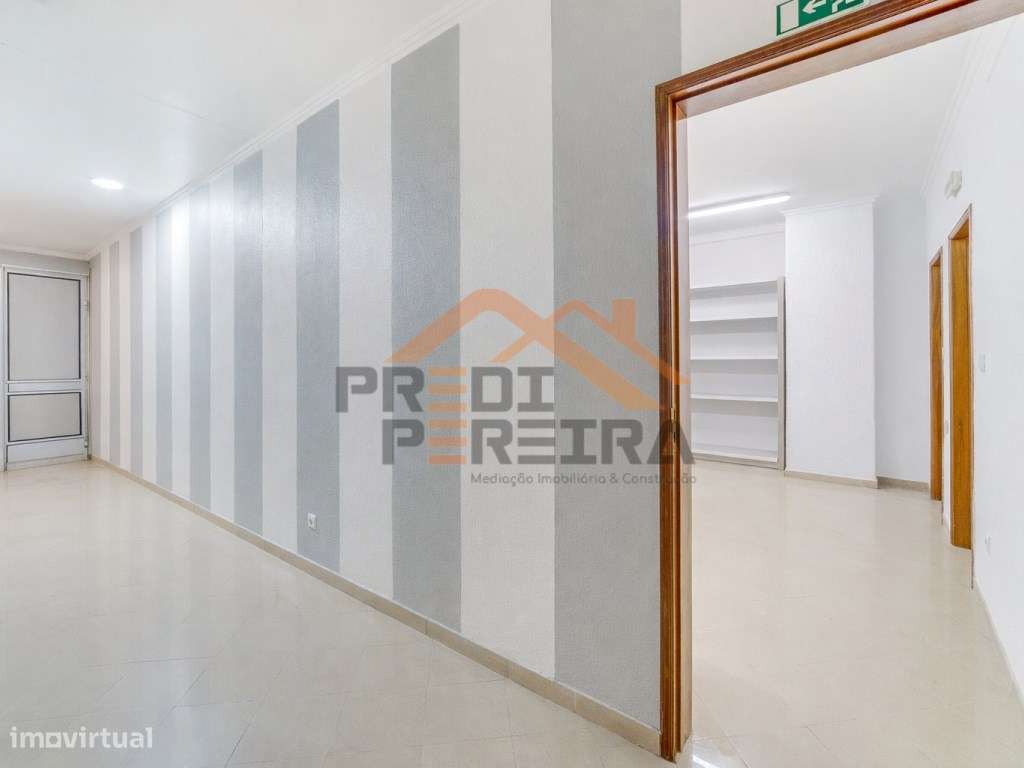 Situado em Odivelas, armazém com cerca de 180 m2.-9