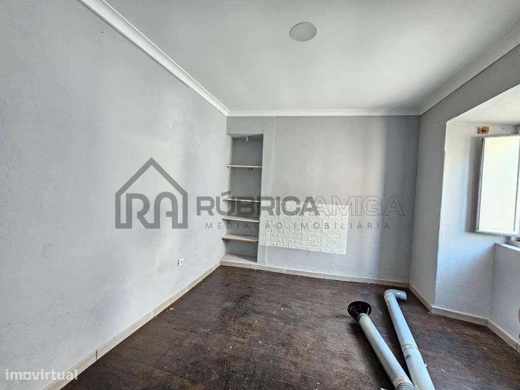 Moradia no centro histórico de Loulé com 2 pisos , armazém e casa-13