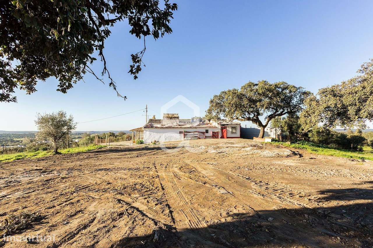 Terreno com 12ha, 2 casas urbanas e 10 casas rústicas | Évora - Grande imagem: 5/37