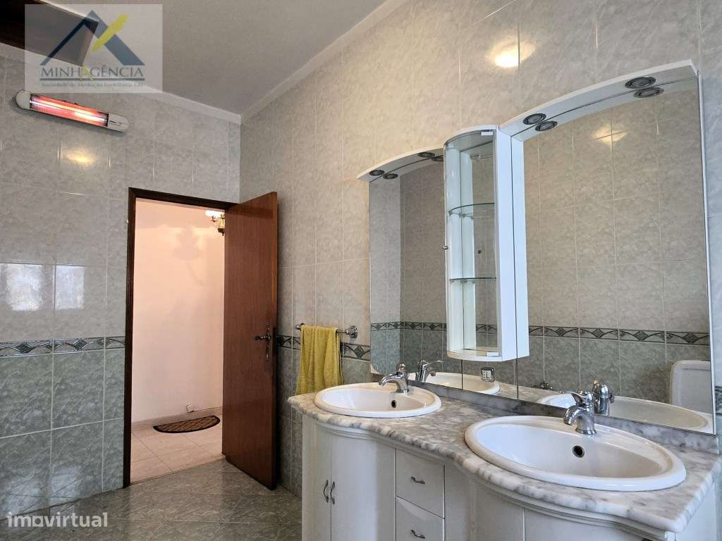 Moradia isolada com garagem na Quinta do Conde-15