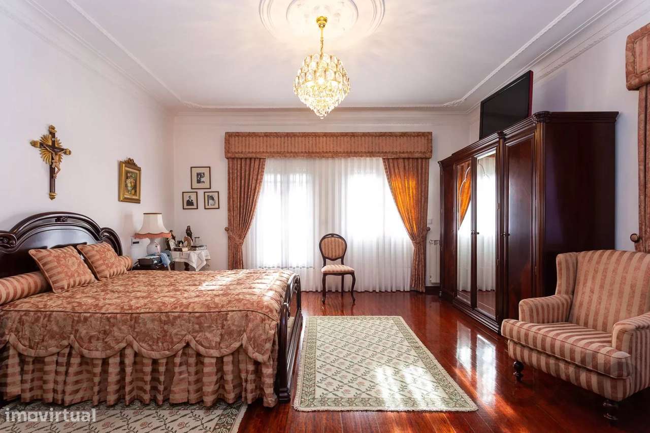 Moradia de Prestígio com Piscina-21