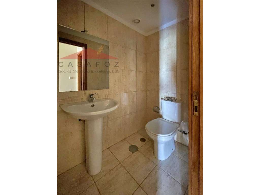 Venda Apartamento T2 em ótimo estado na Rua Lidador-18