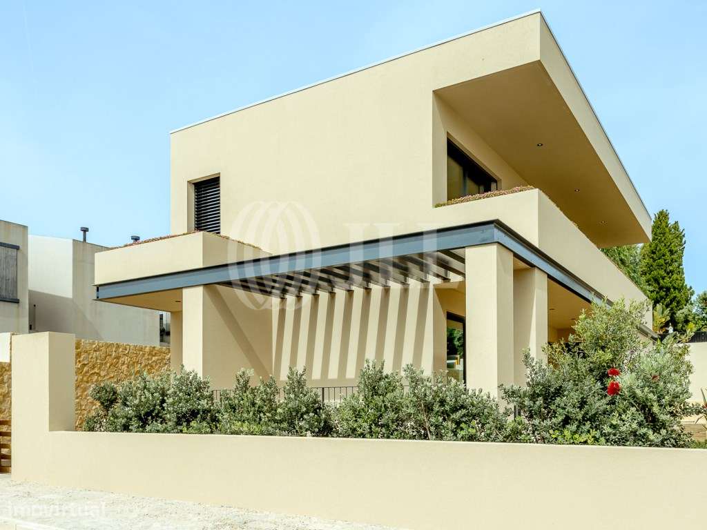 Moradia T3+1 com jardim, piscina e garagem, no Estoril-38