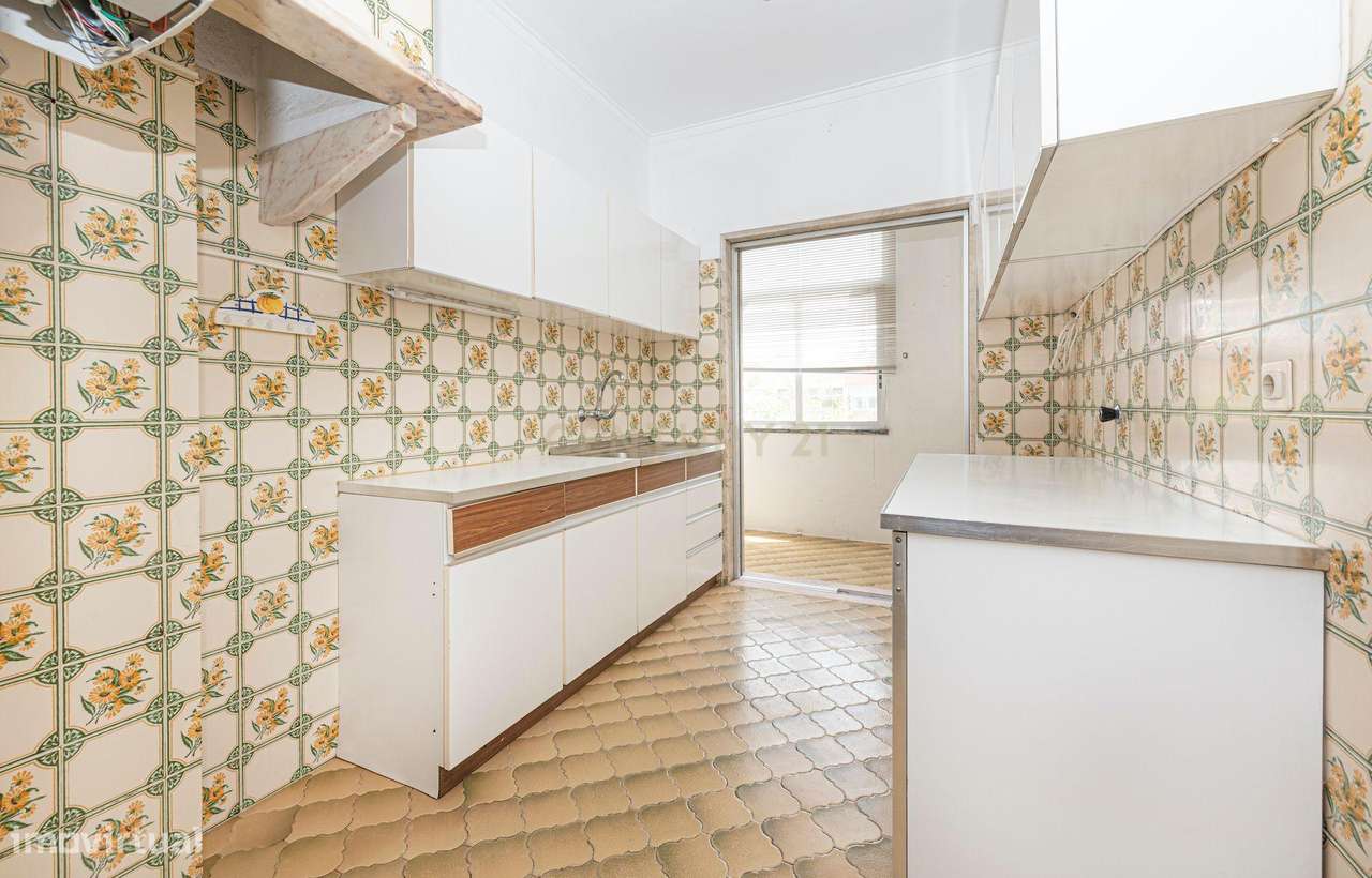 Apartamento T2 em Oeiras com Varanda e Boa Exposição Solar-5