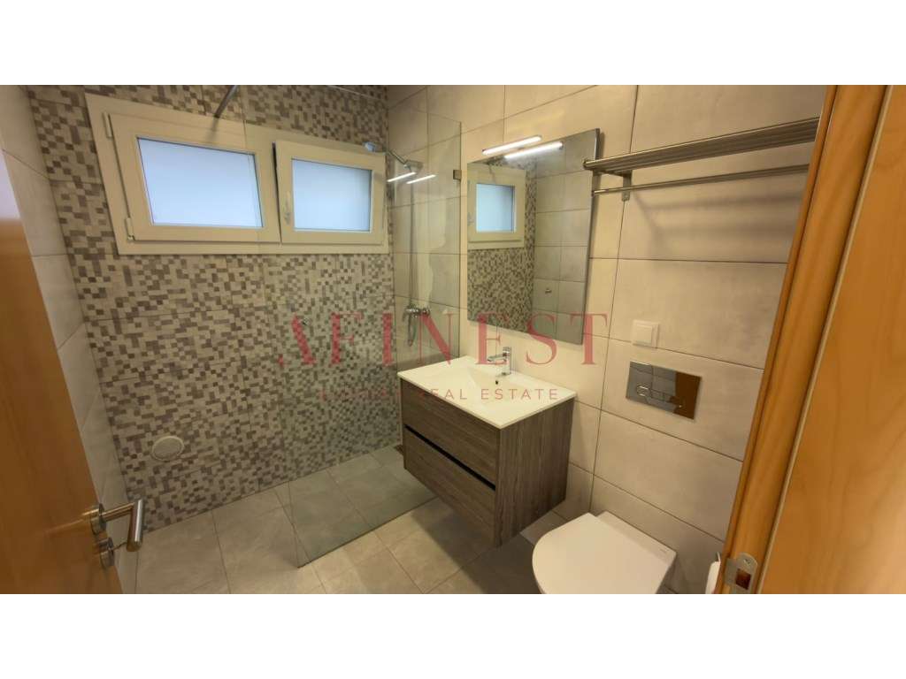 Moradia em Famões pensada para T4 | sala de 43 m² que dá 4.º quarto...-19
