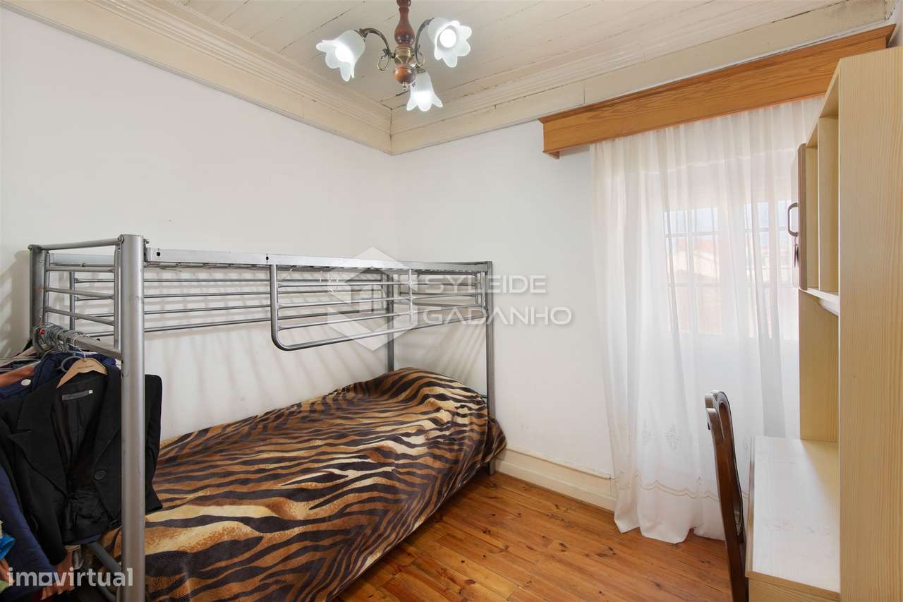 Prédio para venda centro de Caria com comércio no rés-do-chão e ampla-43