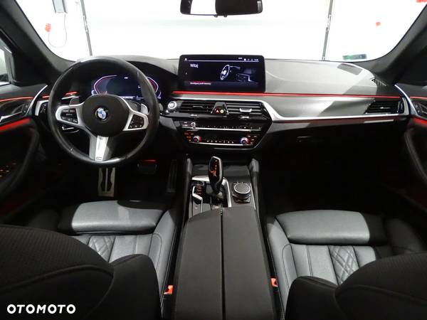 BMW Seria 5 520d xDrive mHEV - 17