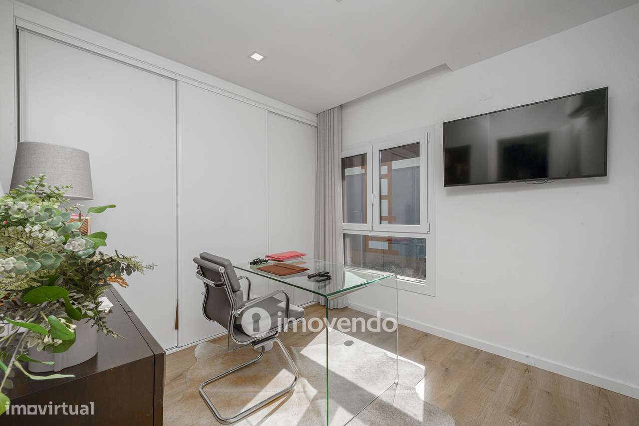 Moradia T3+1 moderna, com piscina e garagem, na Caparica-28
