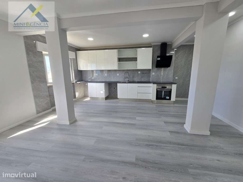 Apartamento T2 remodelado com arrecadação em Setúbal-1