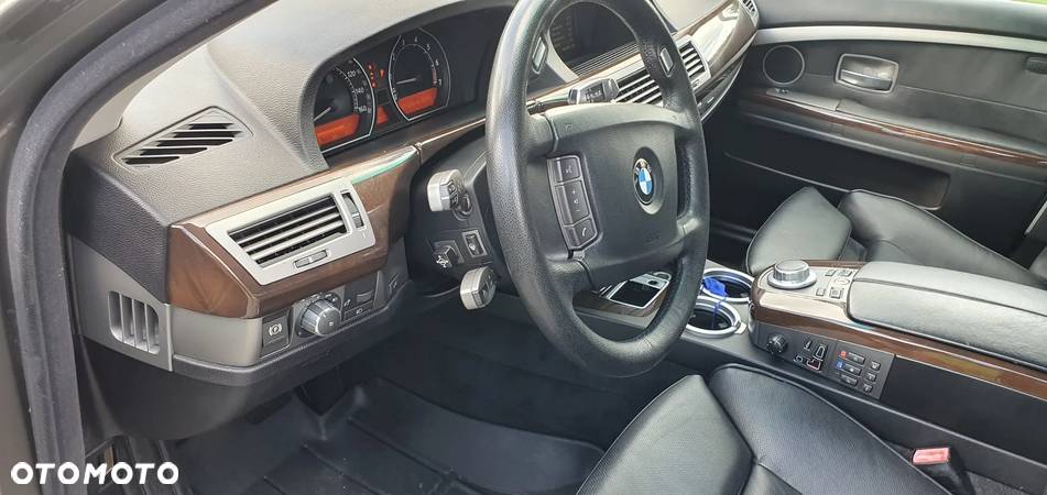 BMW Seria 7 750i L - 6