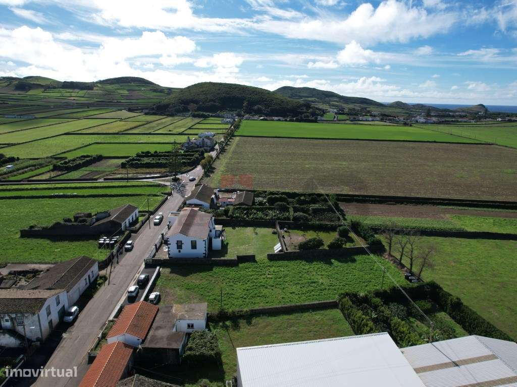 Moradia dividida em 2 apartamentos inserida em terreno com 3978m2, ... - Grande imagem: 5/16