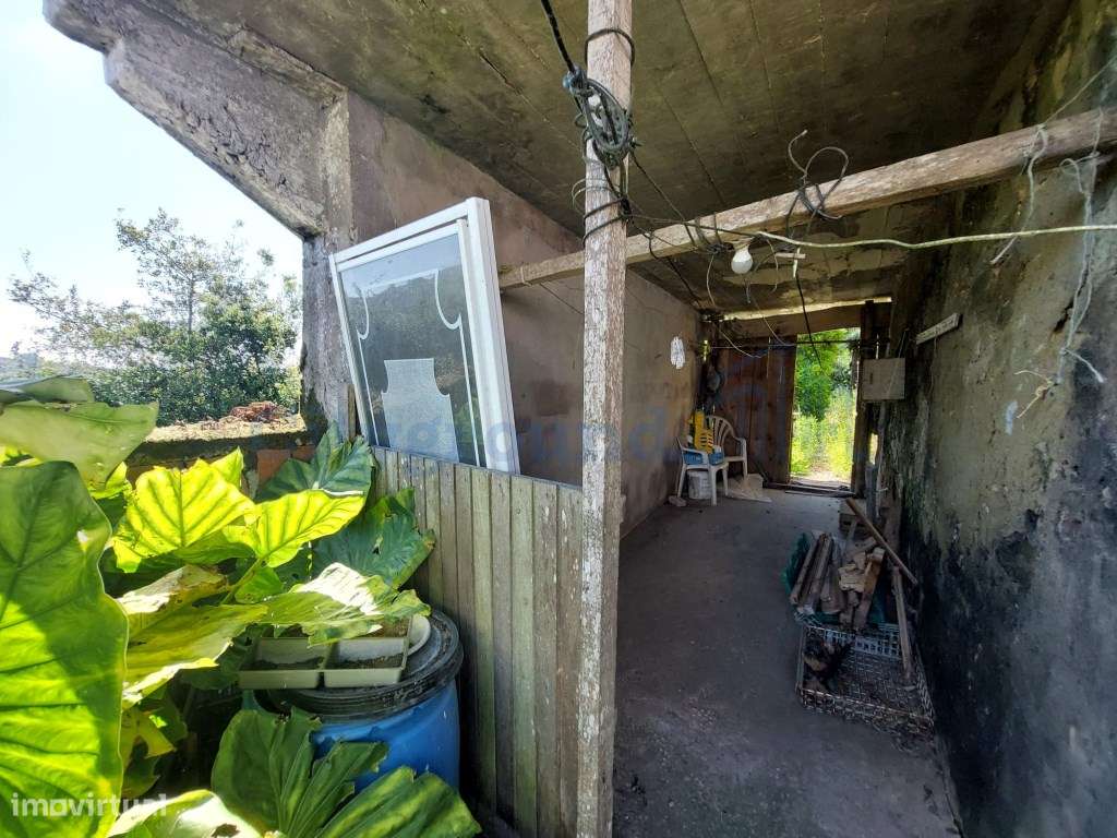 Moradia com armazém, terraço e pátio para recuperação-24