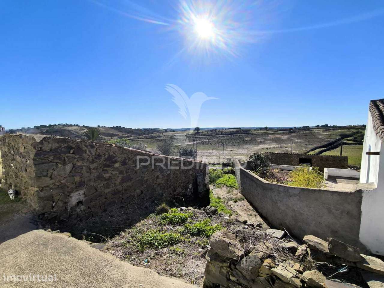 Casa tipicamente alentejana (para restaurar) com 2 quartos - Grande imagem: 1/37