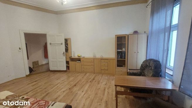Przestronny lokal w kamienicy-centrum-0