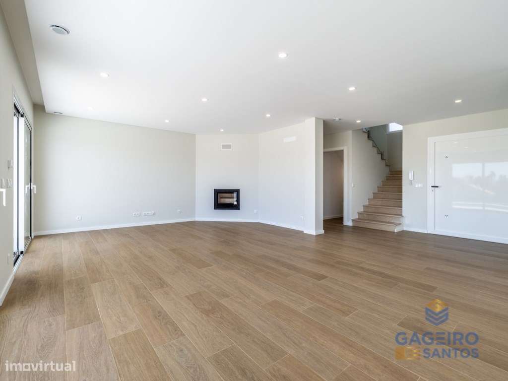 Moradia T4 com piscina, nova e pronta a habitar a 4 km da baía de S...-16