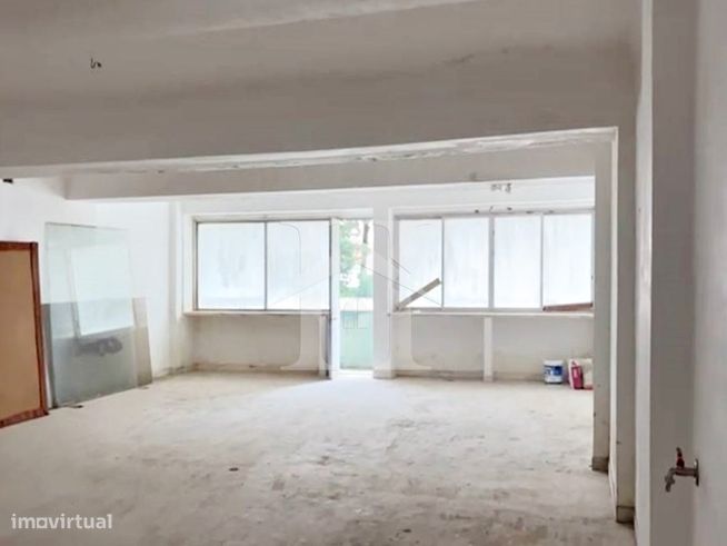 Loja com 210m² e Acesso Direto à Rua Para Veículos-0