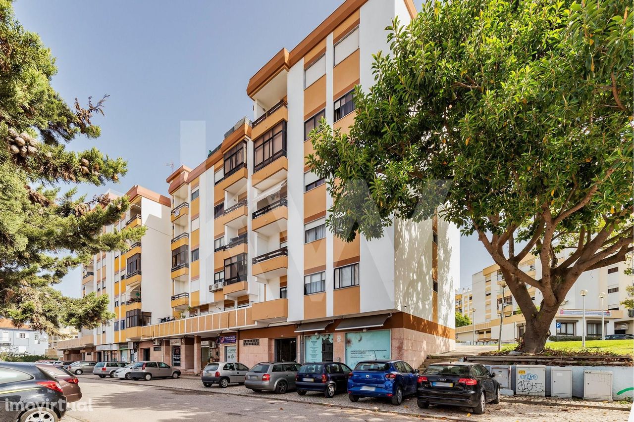 Excelente espaço comercial à venda na Estrada dos Ciprestes nº88, junt