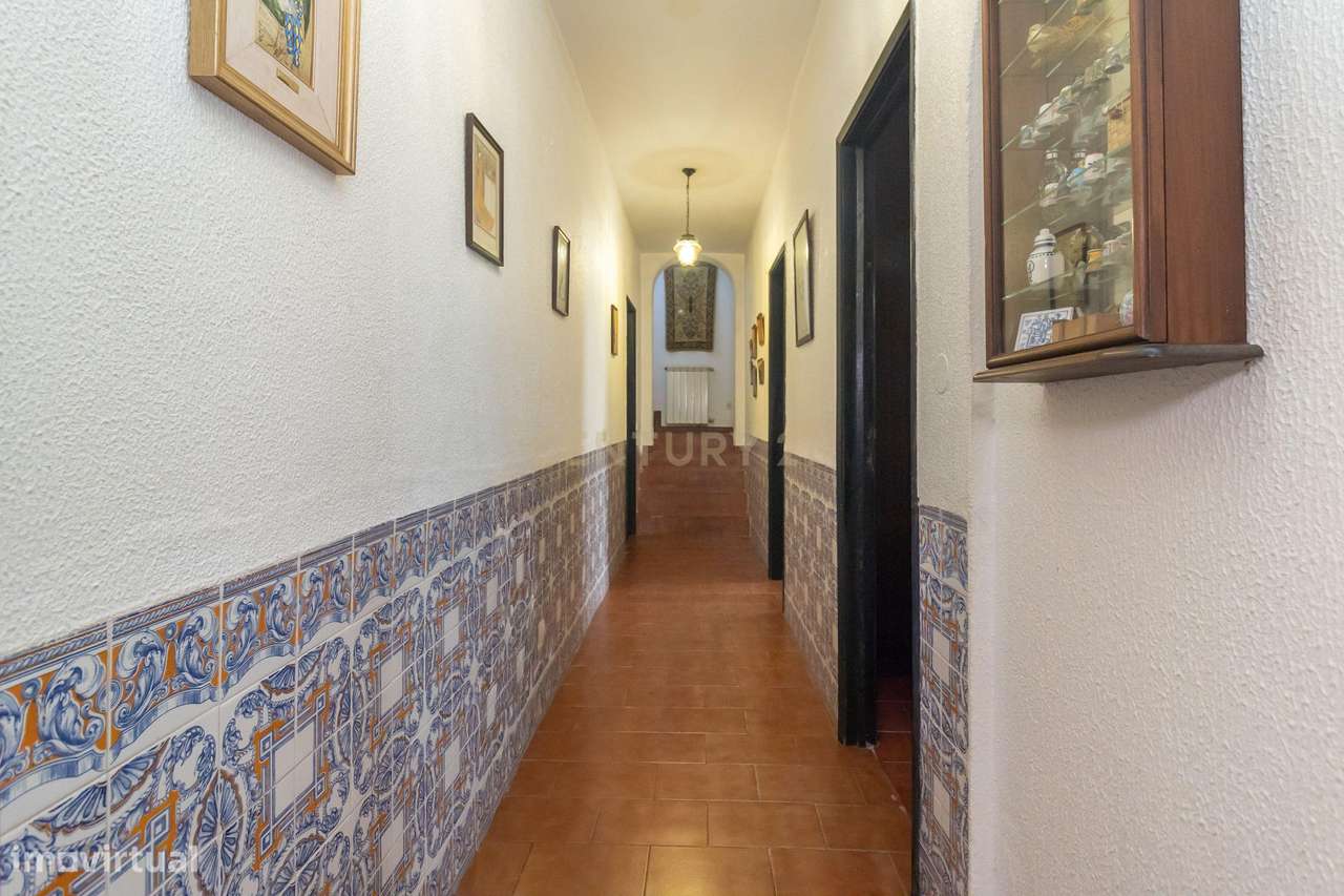 Moradia com construções de apoio, piscina e localização priviligiada-19