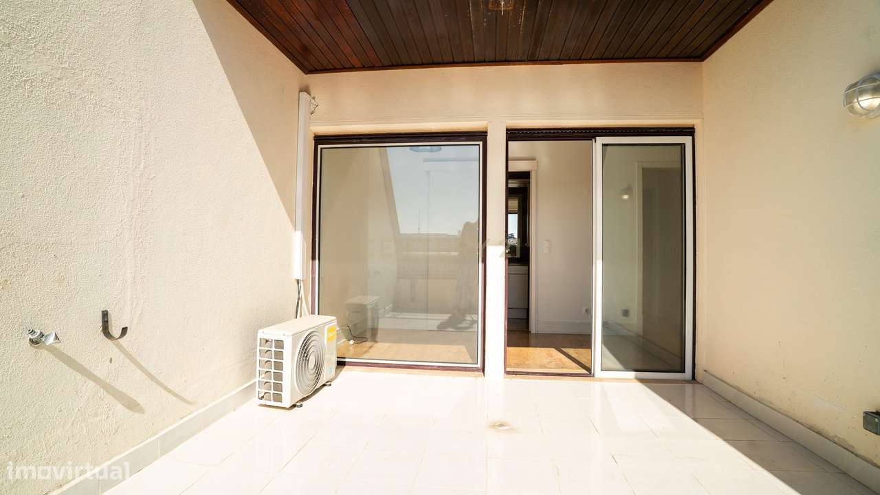 Apartamento T3 com Vista Mar – 5º Andar – A Dois Passos do Casino Esto-40