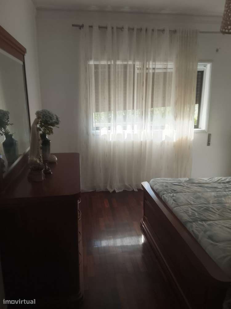 Moradia T3 com jardim, cave e varanda a 10min do Castelo da Maia-16