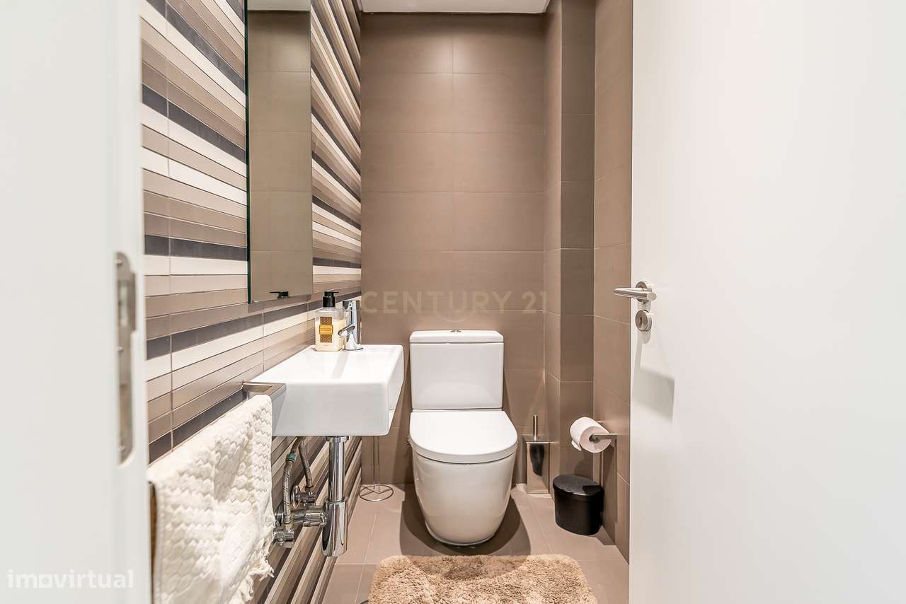 Moradia de Luxo T4 com Piscina e Jardim em Alvalade-14